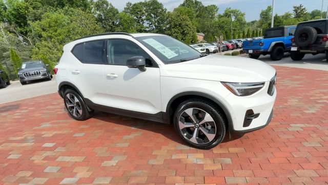 Used 2026 Volvo XC40 B5 Plus AWD/4WD image 3