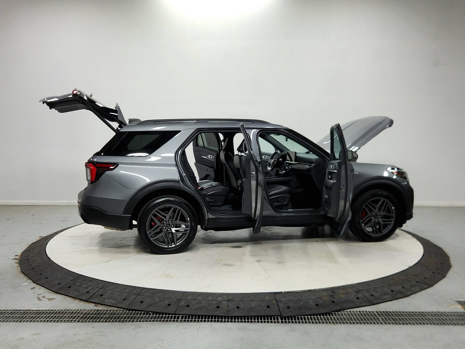 Used 2025 Ford Explorer ST-Line w/ ST-Line Street Pack AWD/4WD image 17