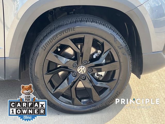 Used 2023 Volkswagen Taos SE w/ Black Wheel Package FWD image 4