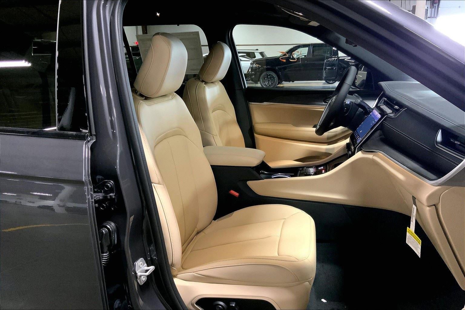 New 2025 Jeep Grand Cherokee Limited w/ Luxury Tech Group II AWD/4WD image 24