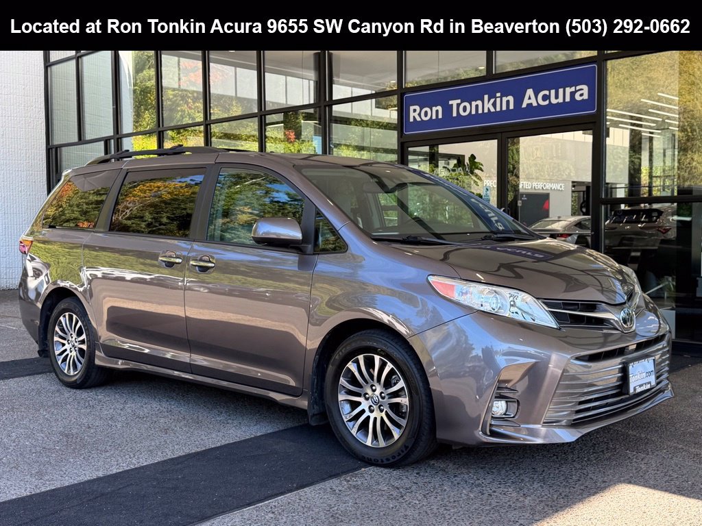 Used 2019 Toyota Sienna XLE w/ XLE Navigation Package FWD image 1