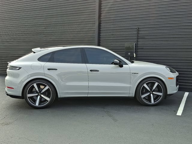 Certified 2025 Porsche Cayenne Turbo AWD/4WD image 8