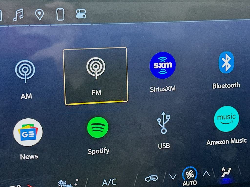 Used 2025 Chevrolet Traverse LT image 30