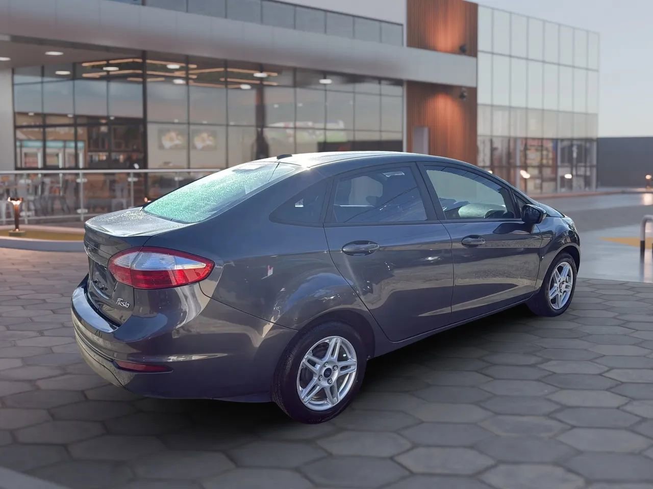 Used 2018 Ford Fiesta SE image 9