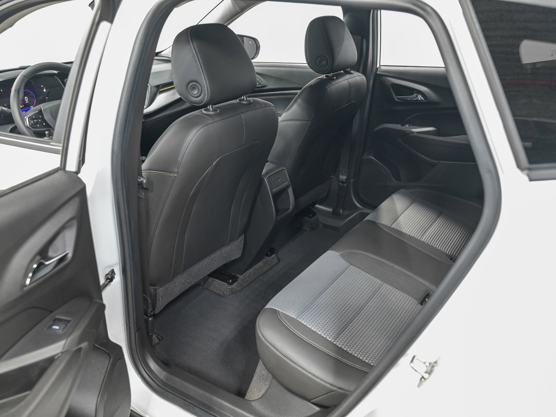 Used 2025 Chevrolet Trax LT w/ Driver Confidence Package FWD image 26