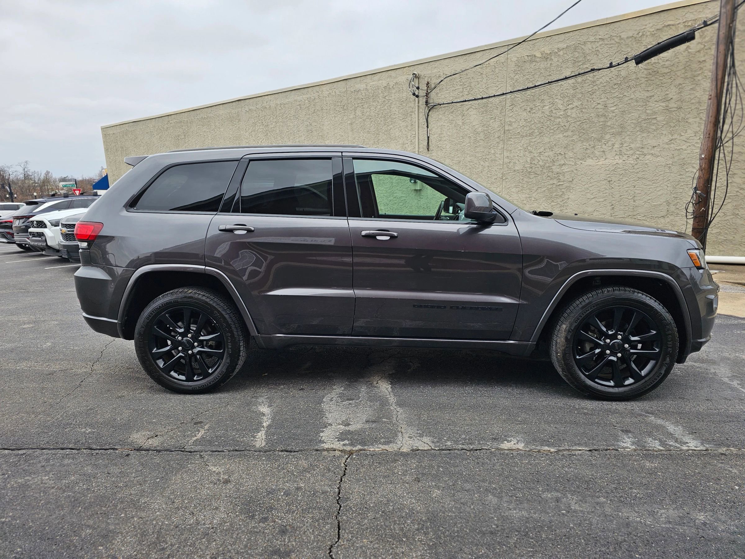 Used 2017 Jeep Grand Cherokee Altitude image 8