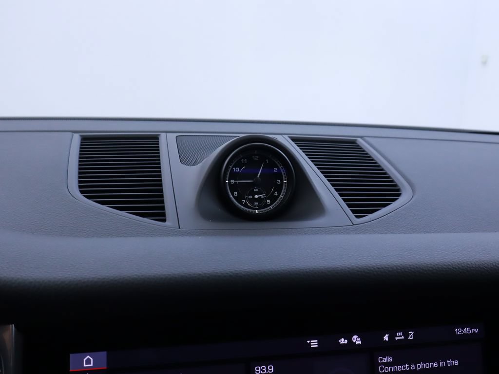 Certified 2025 Porsche Macan AWD/4WD image 30