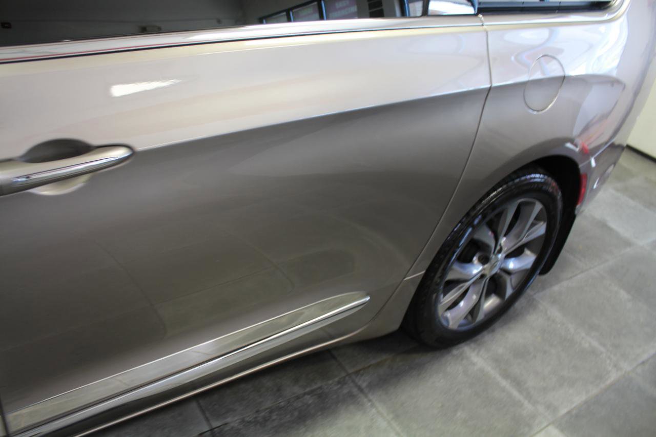 Used 2018 Chrysler Pacifica Limited w/ Tire & Wheel Group FWD image 40