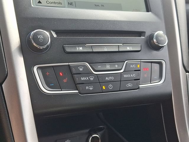Used 2018 Ford Fusion SE w/ Fusion SE Technology Package FWD image 16