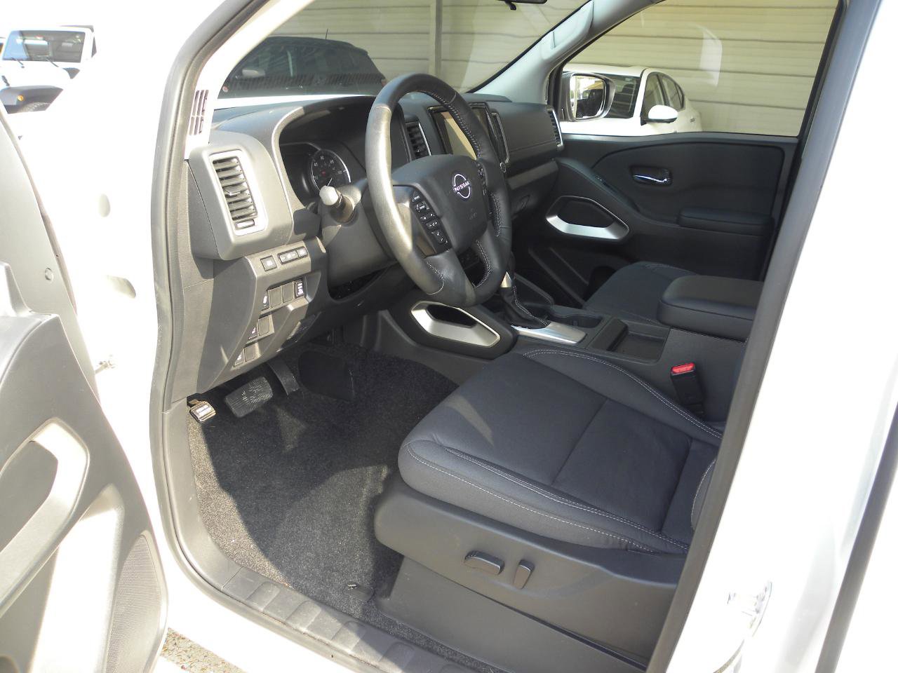 Used 2024 Nissan Frontier SV w/ SV Convenience Package image 14