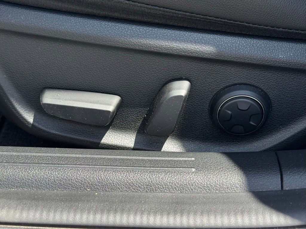 Used 2025 Genesis G70 2.5T image 25