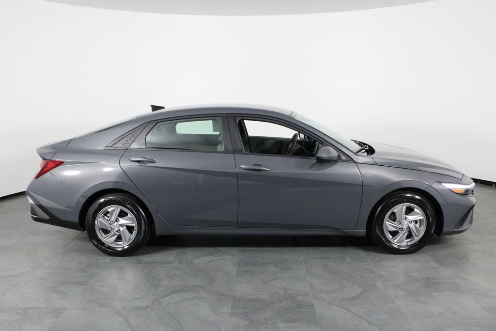 Certified 2025 Hyundai Elantra SE FWD image 15