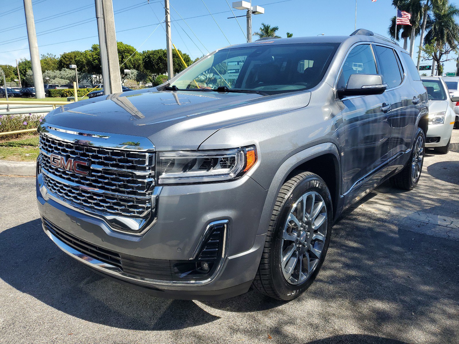 Used 2021 GMC Acadia Denali image 2