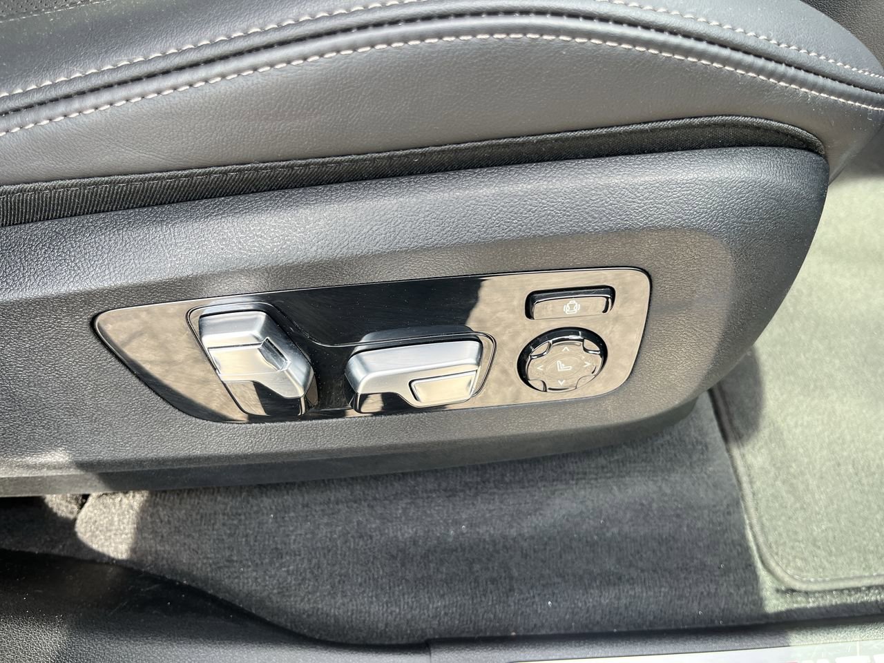 Certified 2026 BMW X5 M60i image 36