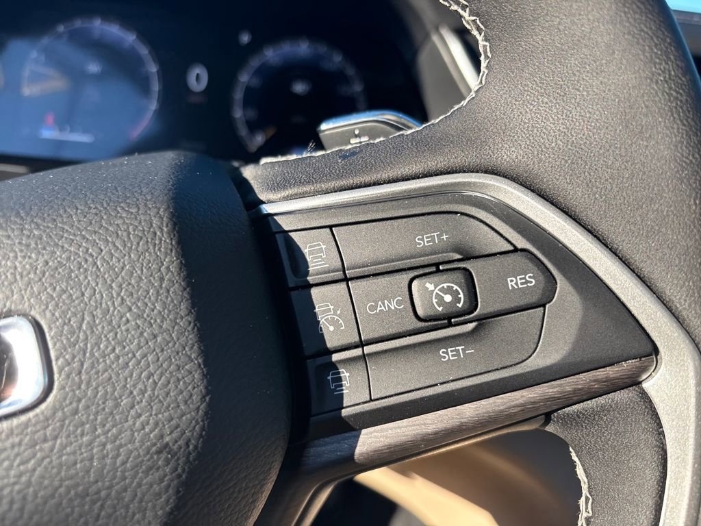 Used 2025 Jeep Grand Cherokee Limited w/ Black Appearance Package image 17