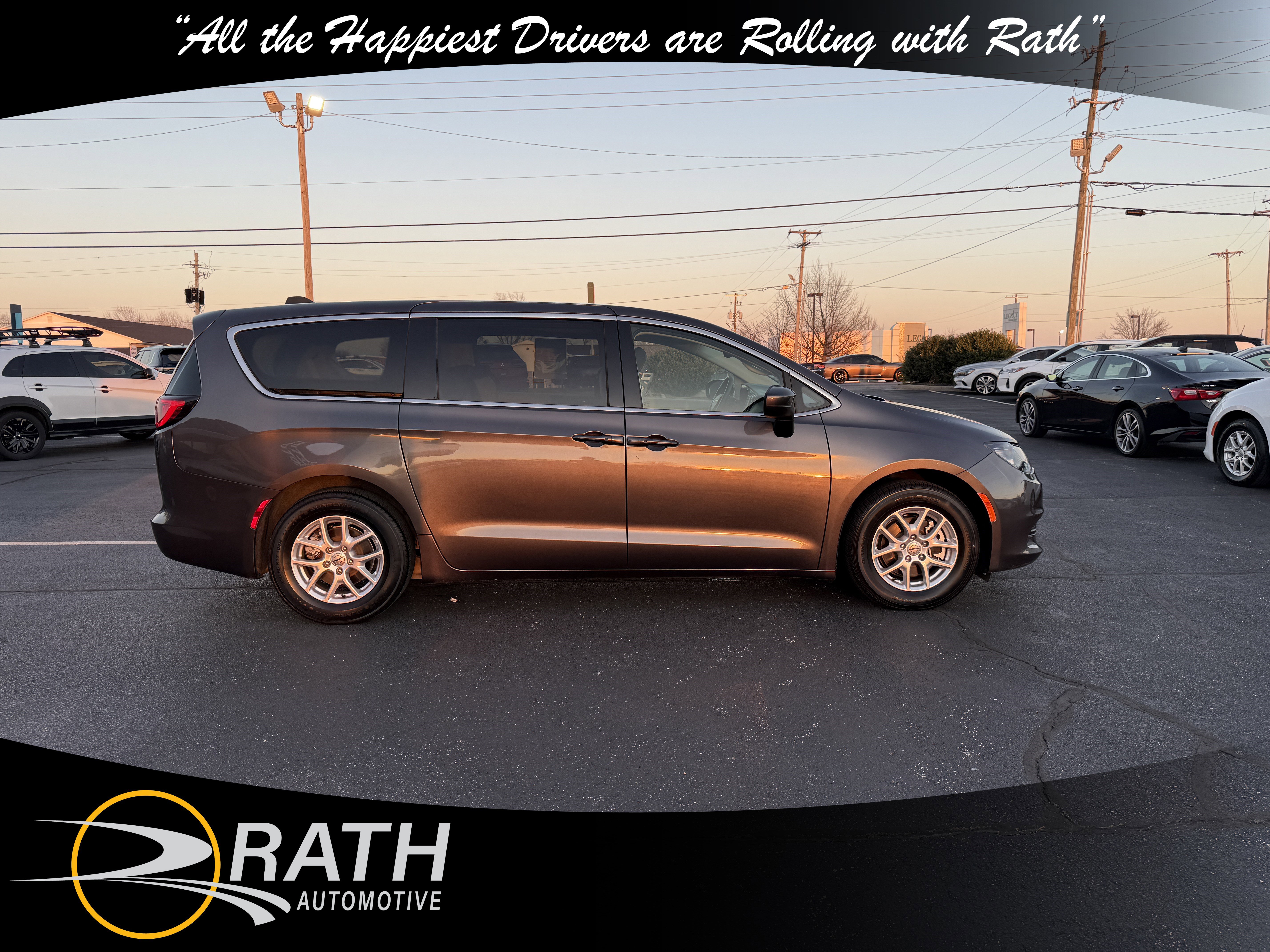 Used 2023 Chrysler Voyager LX image 10