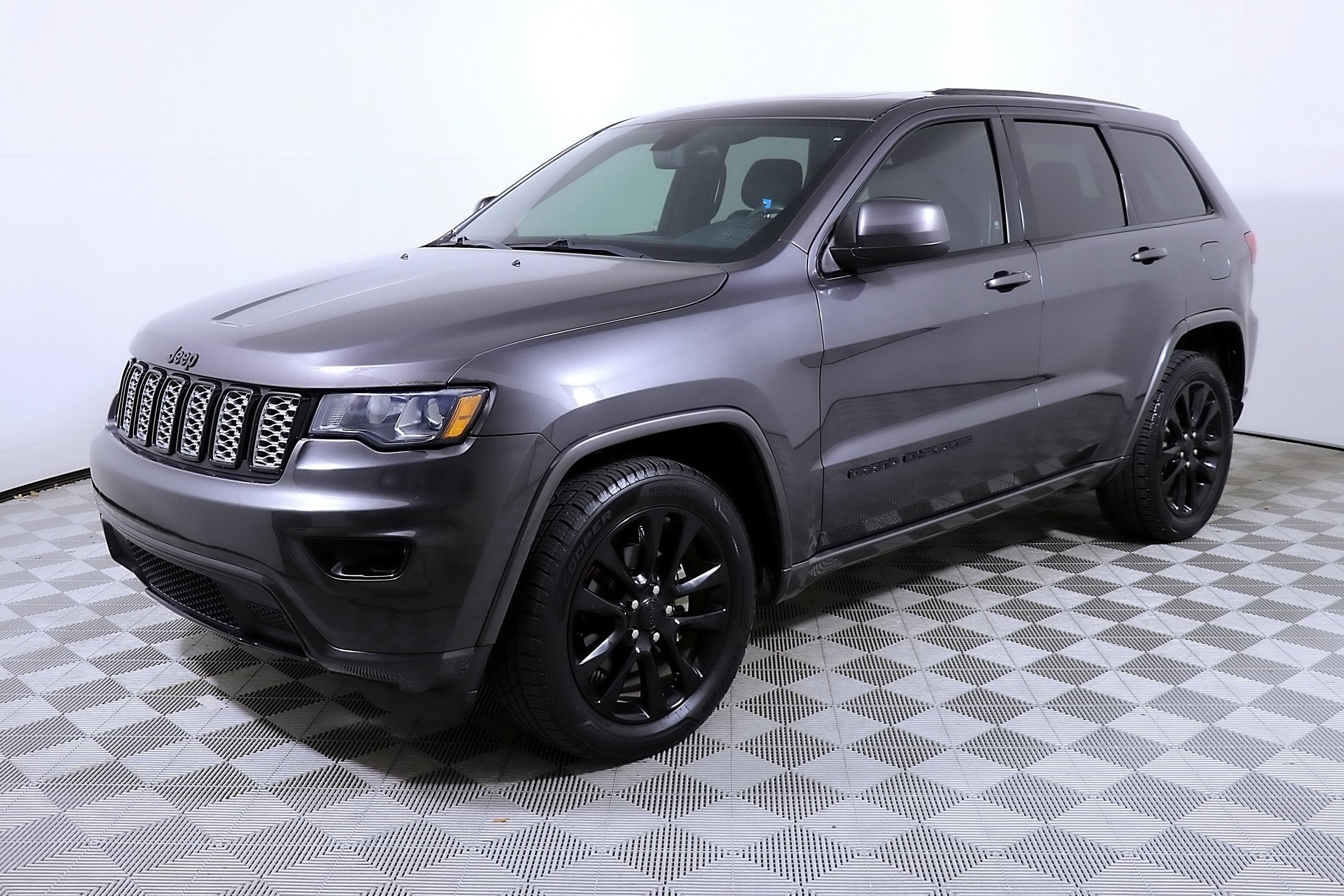 Used 2017 Jeep Grand Cherokee Altitude RWD image 3