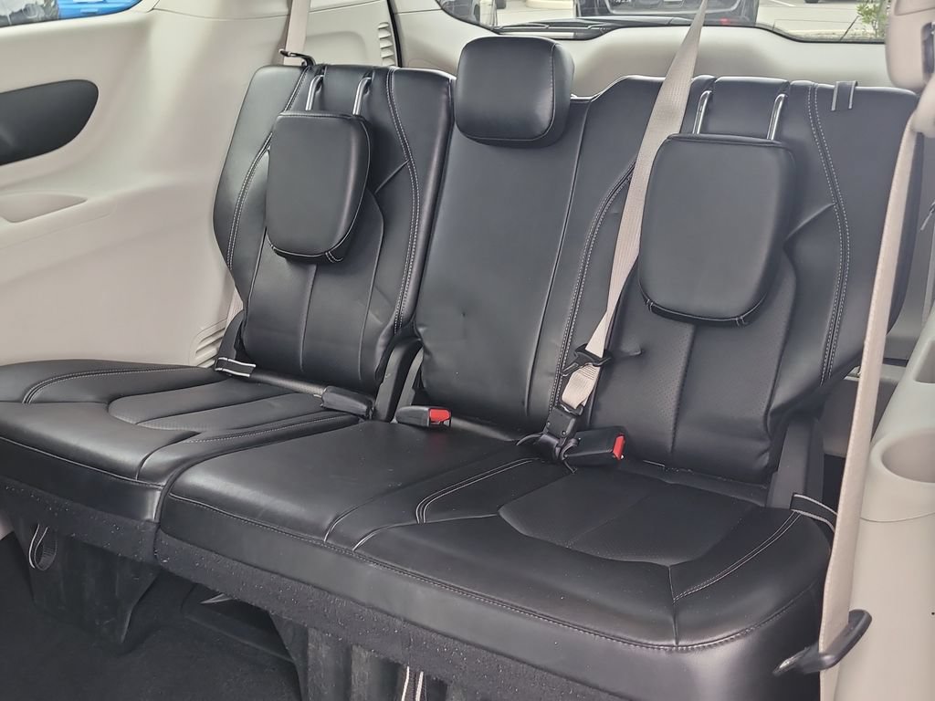 Used 2024 Chrysler Pacifica Touring-L FWD image 13