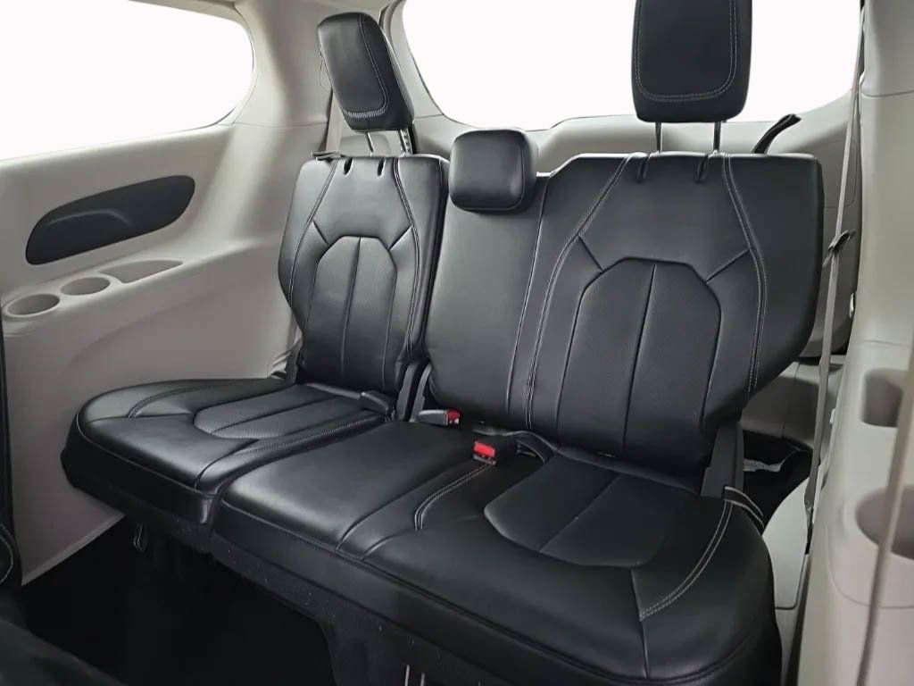 Used 2024 Chrysler Pacifica Select FWD image 15