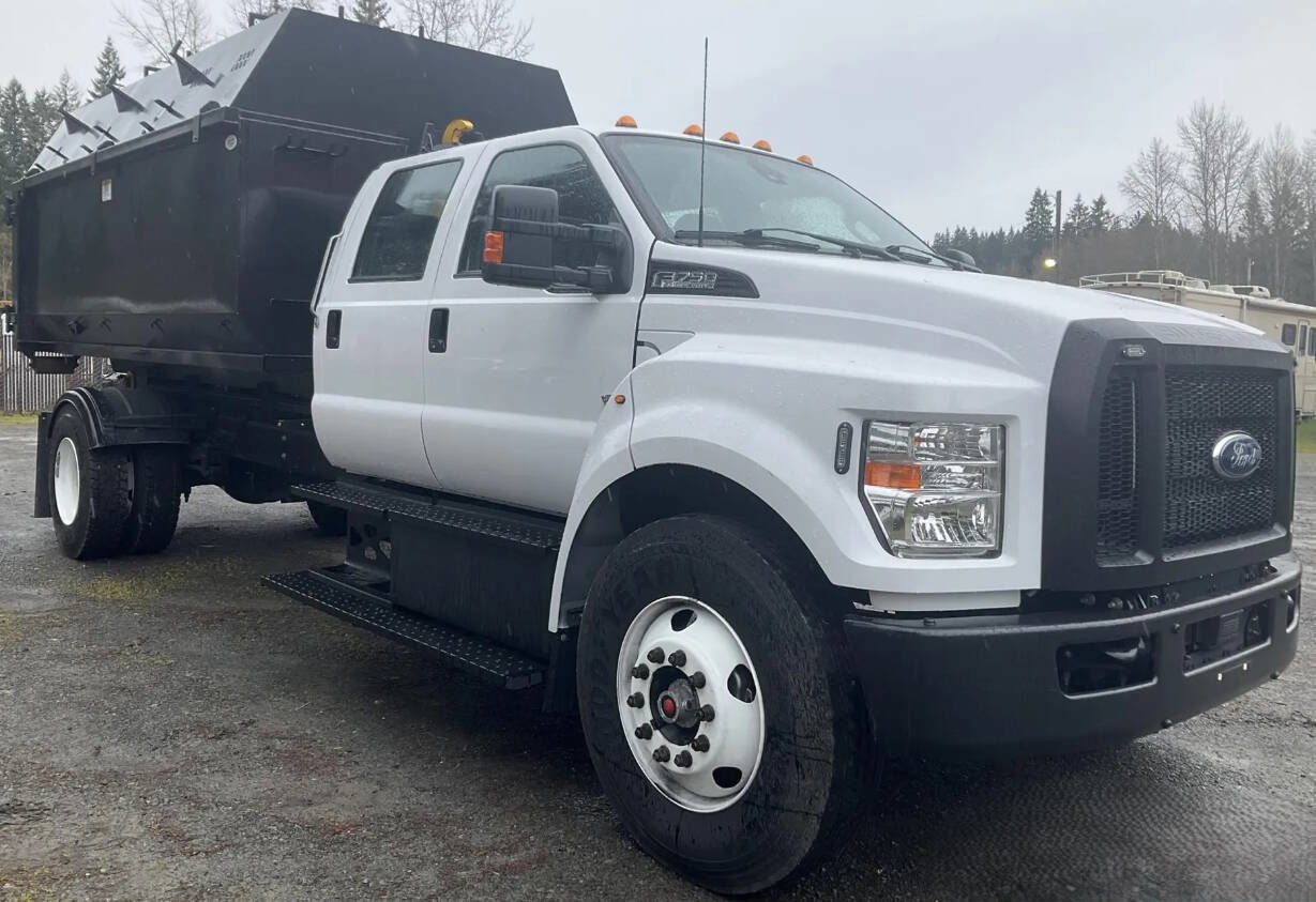 Used 2023 Ford F750 2WD Crew Cab Super Duty image 2