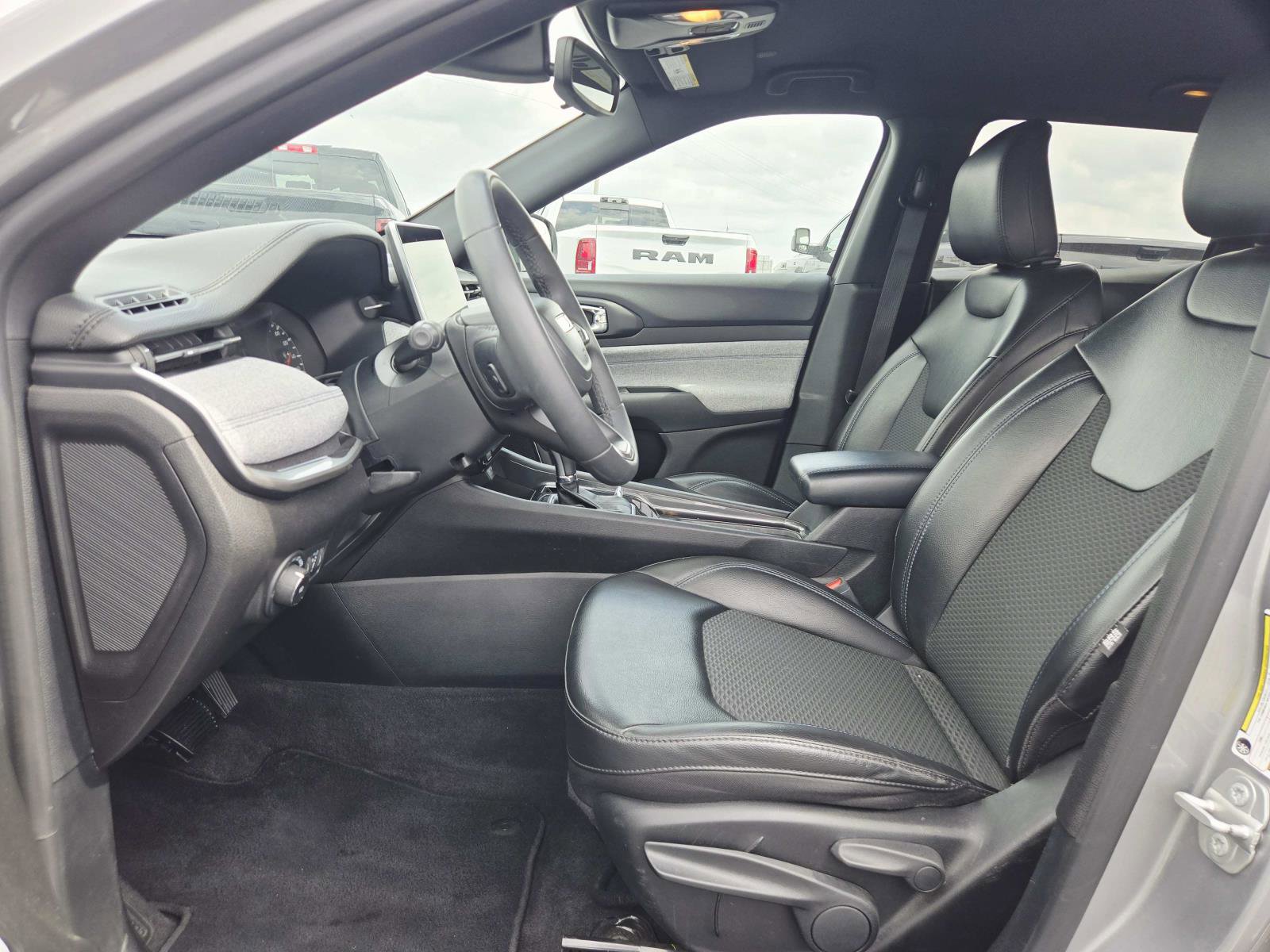 Used 2023 Jeep Compass Latitude image 12