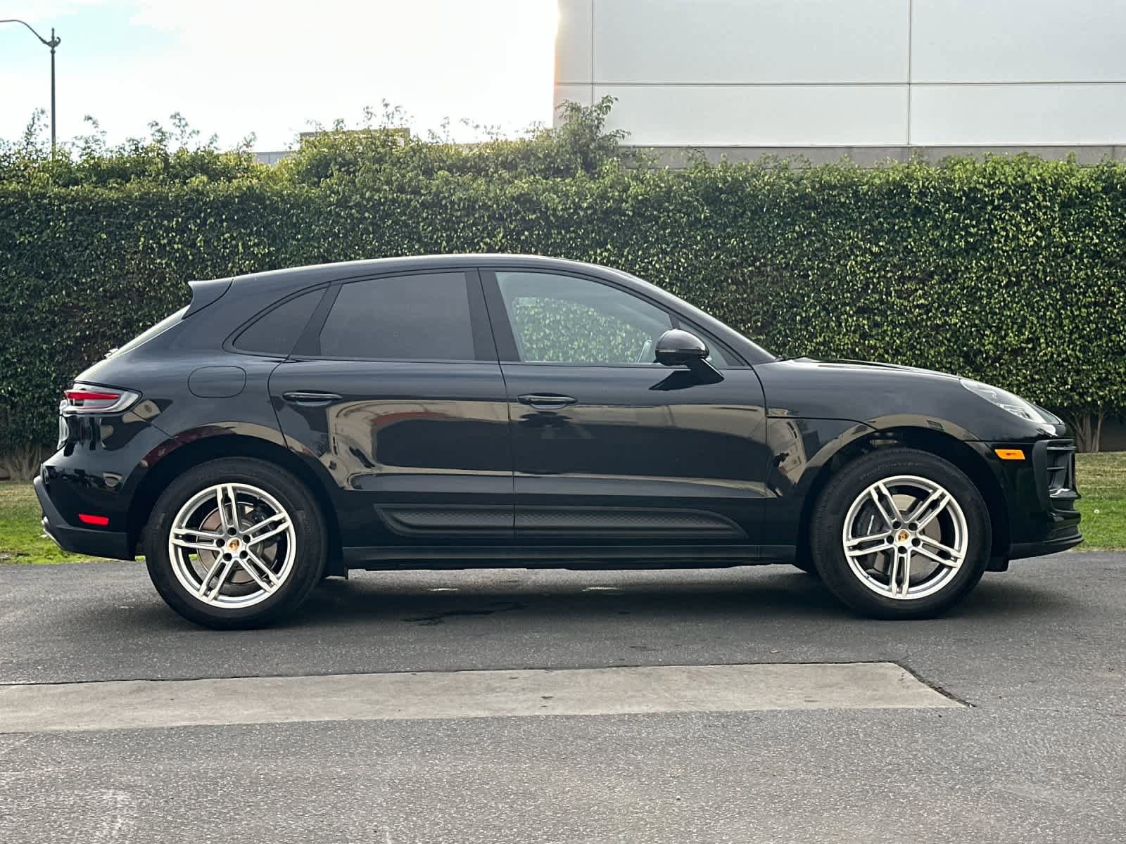 Certified 2025 Porsche Macan AWD/4WD image 9