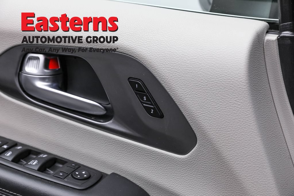 Used 2023 Chrysler Pacifica Touring-L FWD image 21