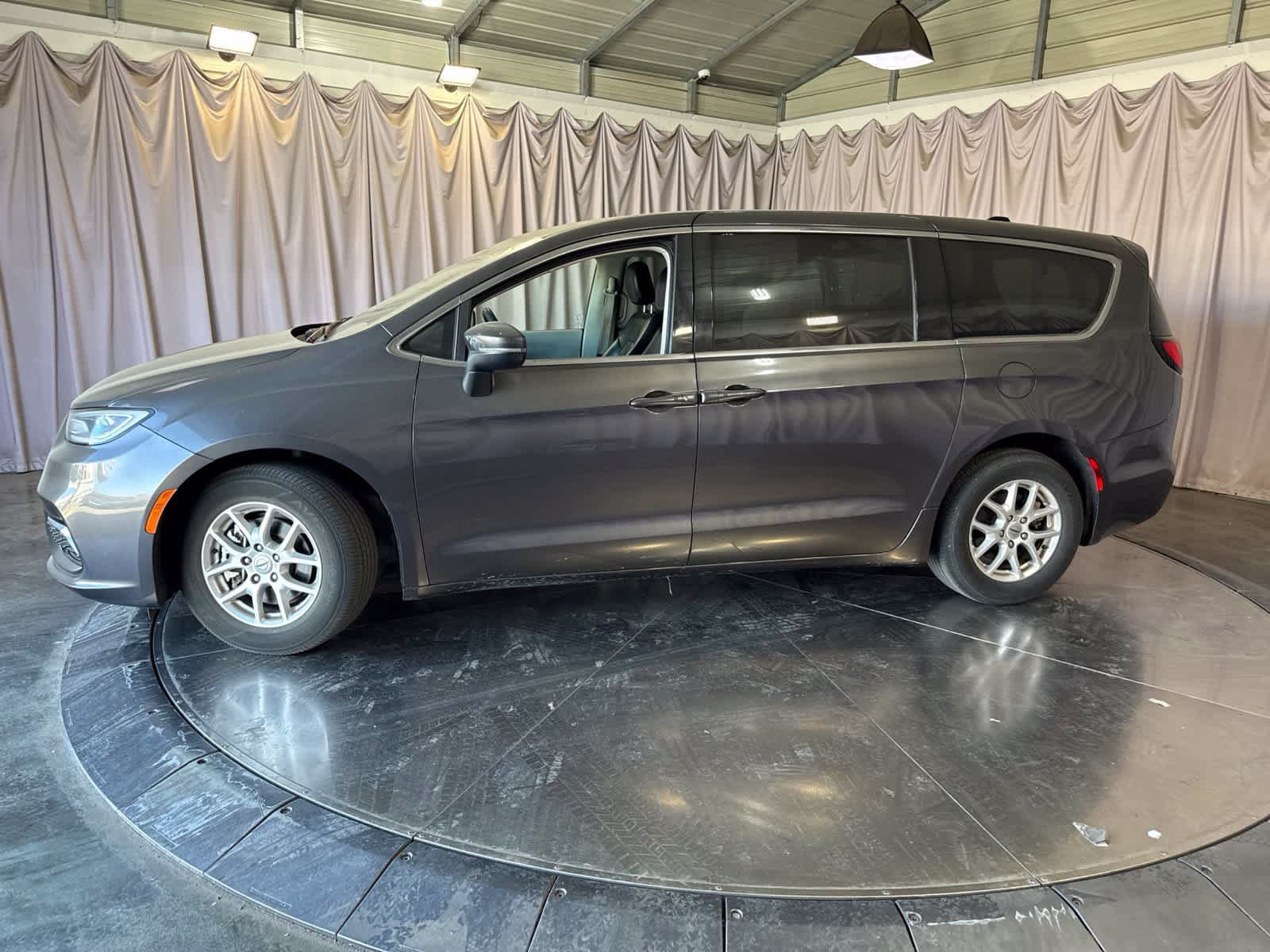 Used 2023 Chrysler Pacifica Touring-L FWD image 8