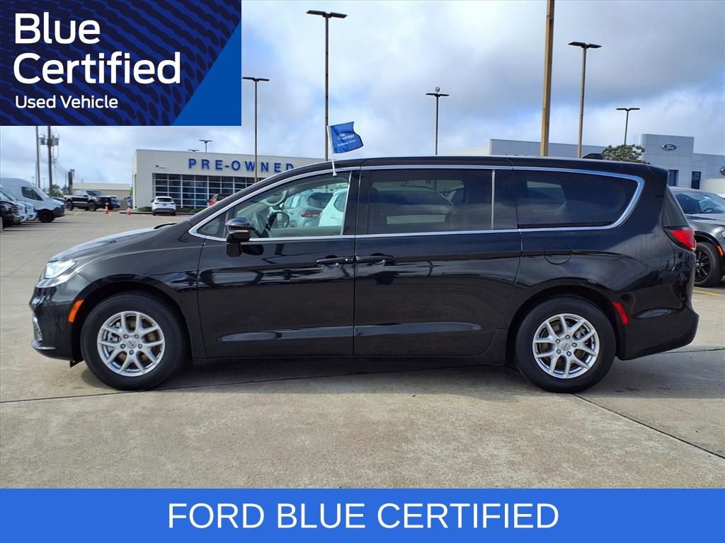 Used 2024 Chrysler Pacifica Touring-L FWD image 3