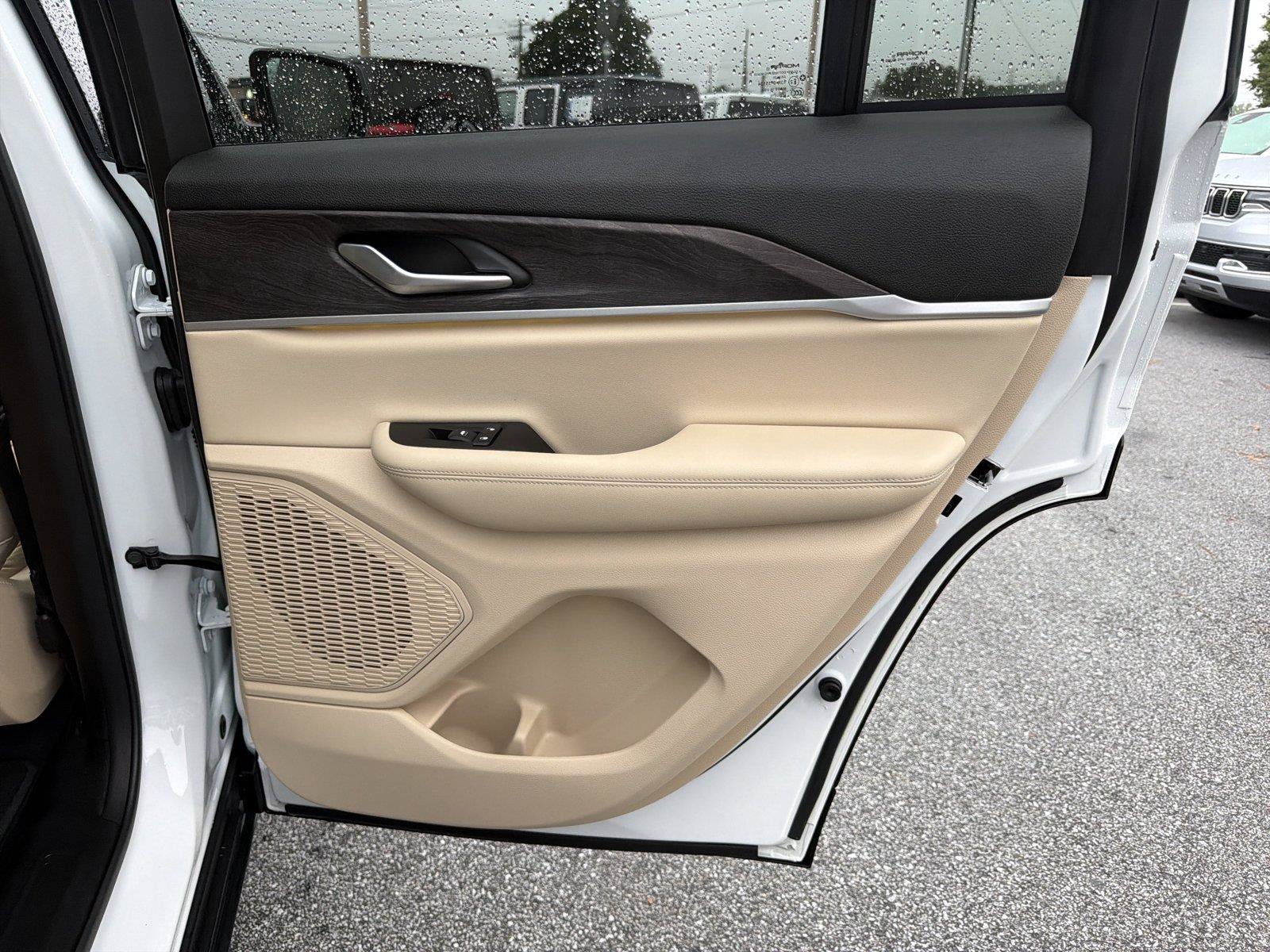 Used 2025 Jeep Grand Cherokee Limited AWD/4WD image 15