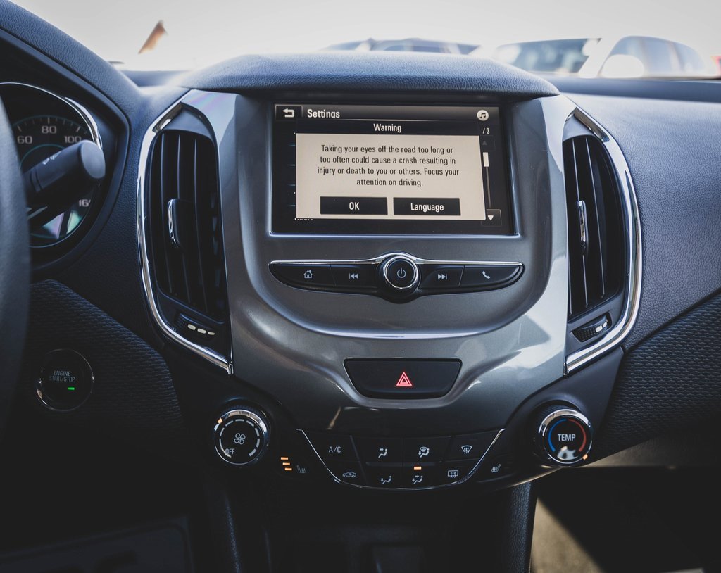 Used 2018 Chevrolet Cruze LT w/ Convenience Package image 4