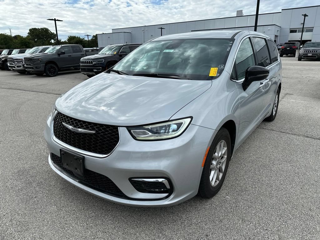 Used 2024 Chrysler Pacifica Touring-L FWD image 2