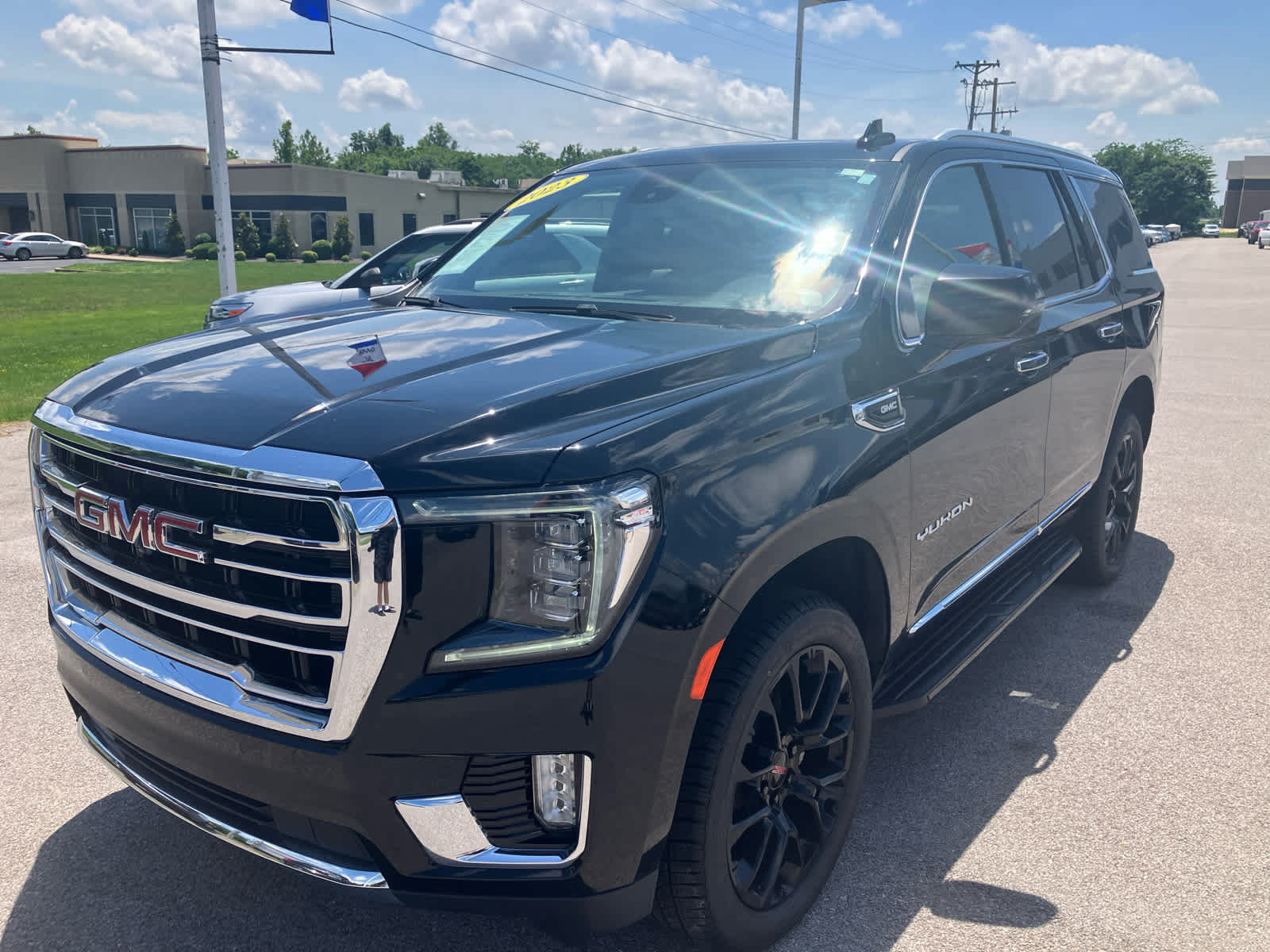 Used 2023 GMC Yukon SLT w/ SLT Premium Package AWD/4WD image 3