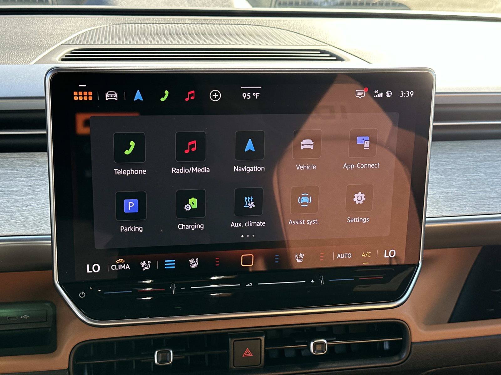 Certified 2025 Volkswagen ID. Buzz Pro S RWD image 12
