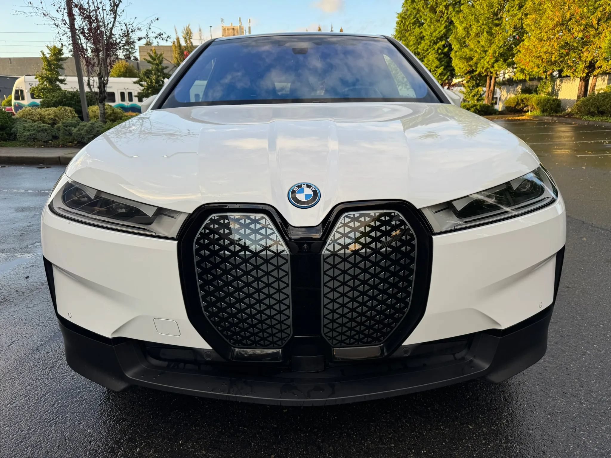 Used 2023 BMW iX xDrive50 w/ Convenience Package AWD/4WD image 3