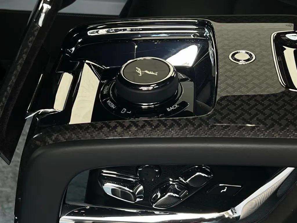Certified 2022 Rolls-Royce Cullinan Black Badge w/ Dark Exterior Package AWD/4WD image 13