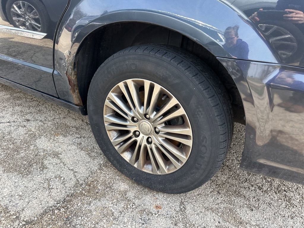 Used 2014 Chrysler Town & Country Touring-L w/ Driver Convenience Group FWD image 11