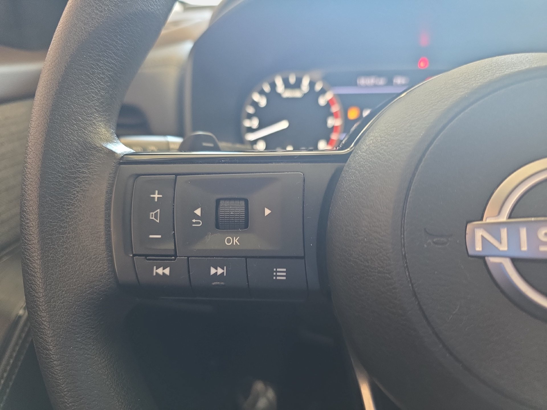 Used 2023 Nissan Rogue SV AWD/4WD image 16