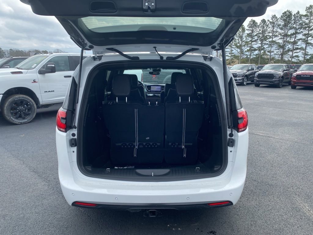 New 2026 Chrysler Pacifica Limited w/ S Appearance Package image 16