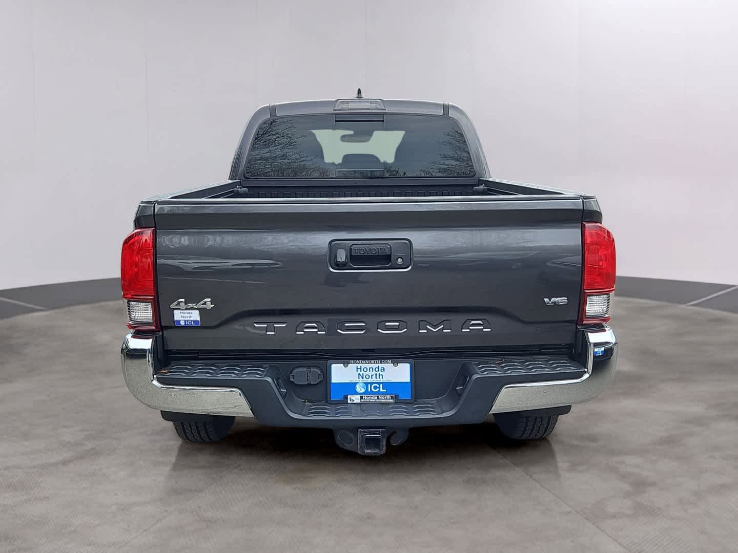 Used 2018 Toyota Tacoma SR5 AWD/4WD image 5