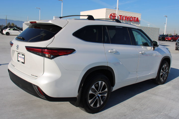 Certified 2022 Toyota Highlander XLE image 3
