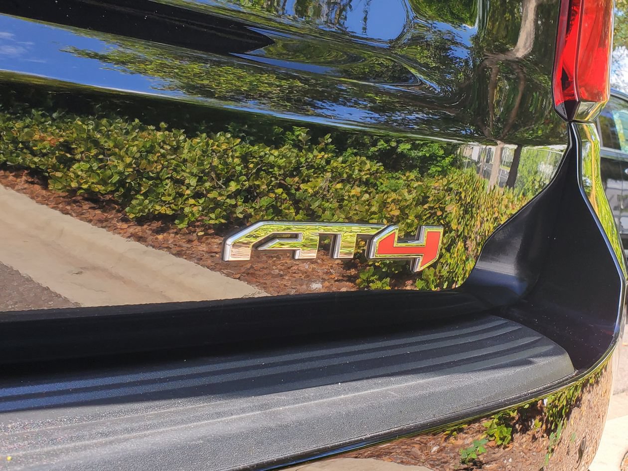 Used 2025 GMC Yukon XL AT4 w/ AT4 Premium Package AWD/4WD image 8