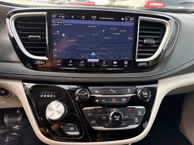 Used 2024 Chrysler Pacifica Limited FWD image 23