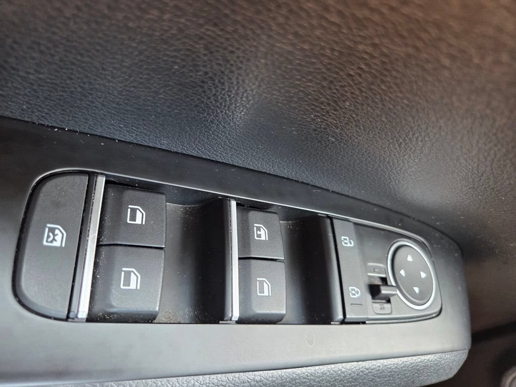 Used 2025 Kia Soul LX w/ LX Technology Package FWD image 20