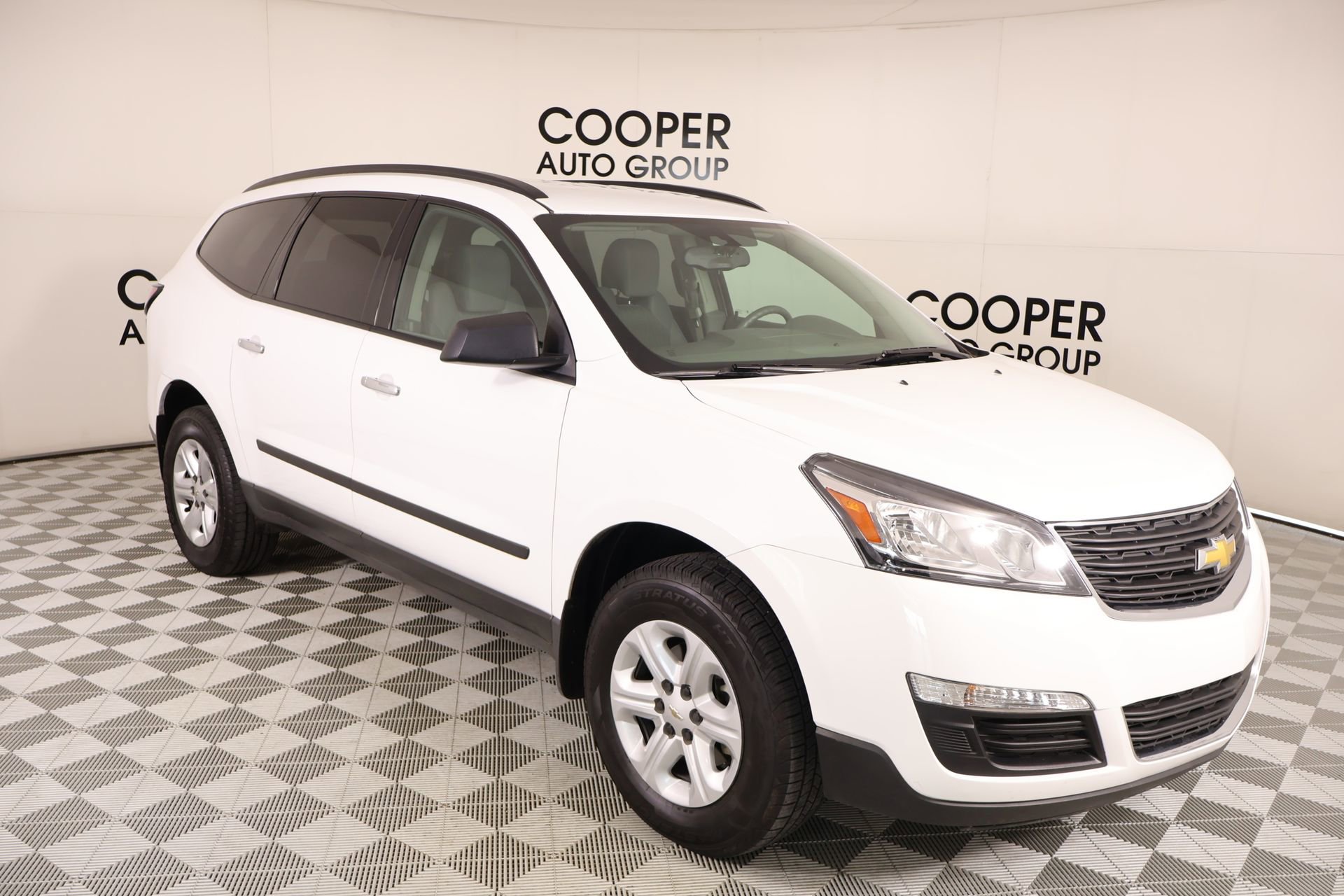 Used 2017 Chevrolet Traverse LS FWD image 1