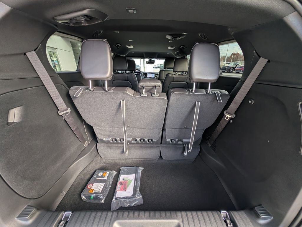 New 2026 Chrysler Pacifica Select image 12