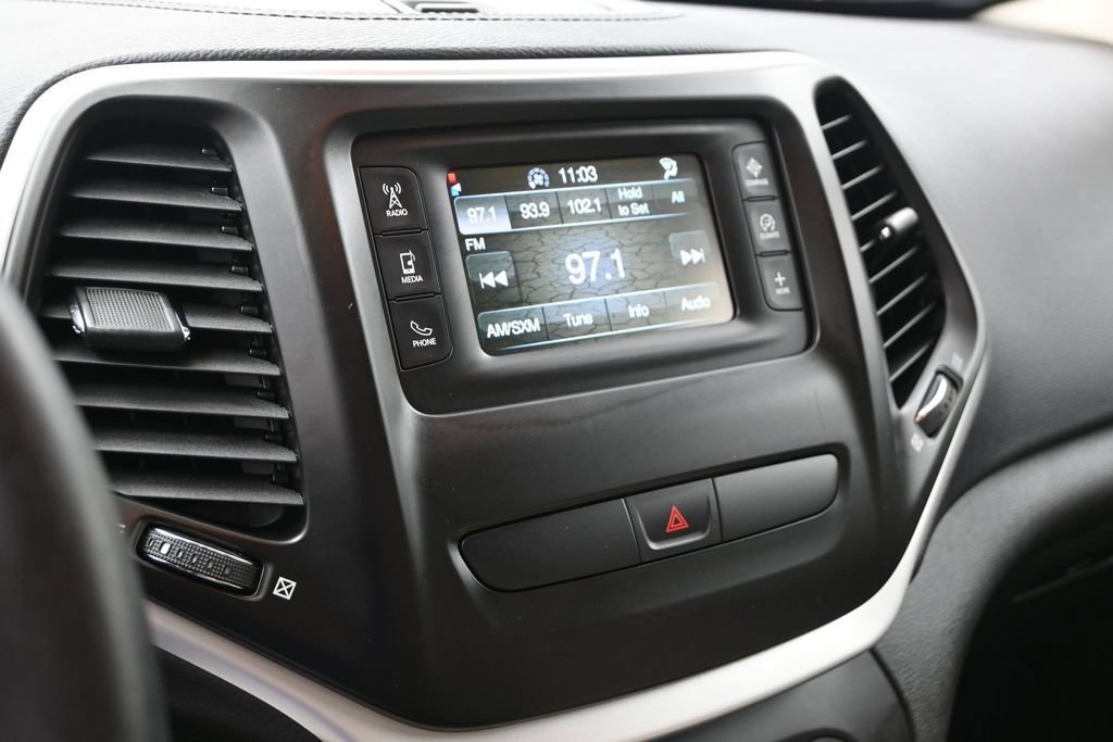 Used 2018 Jeep Cherokee Latitude w/ Cold Weather Group AWD/4WD image 19