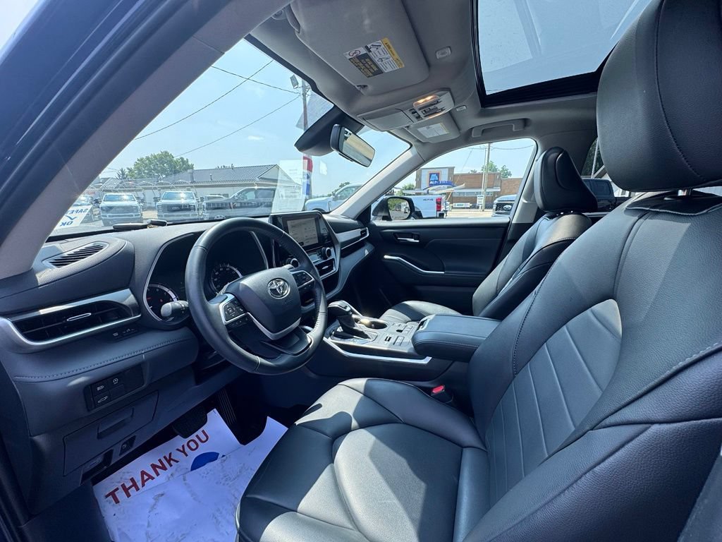 Used 2024 Toyota Highlander XLE AWD/4WD image 14