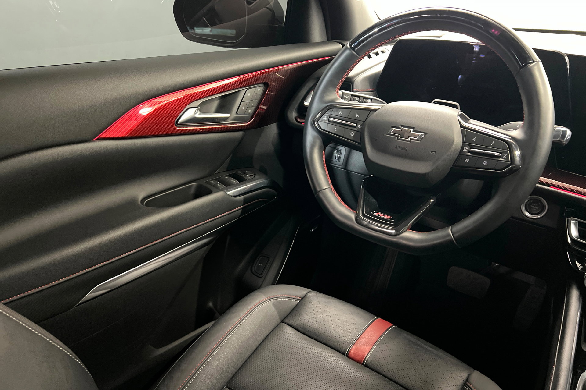 Used 2024 Chevrolet Traverse RS FWD image 12