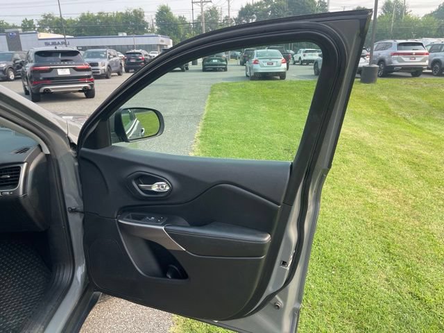 Used 2019 Jeep Cherokee Latitude Plus w/ Cold Weather Group AWD/4WD image 12